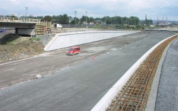 Oporná stena z veľkoplošných panelov na diaľnici D47 v Ostrave (rampa 8 MÚK Rudná)