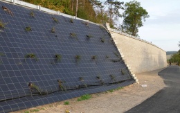 Oporné múry zo systému z vystuženej zeminy s lícom z drobných betónových tvaroviek a vystužené strmé svahy v Bučoviciach