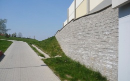 Oporné múry zo systému z vystuženej zeminy vo Chvaleticích