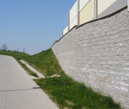 Oporné múry zo systému z vystuženej zeminy vo Chvaleticích