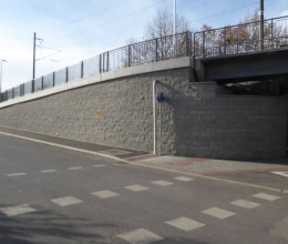 Oporný múr lávky na železničnej trati Tábor – Bechyně