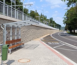 Oporný múr pri nástupišti železničnej zastávky Zastávka u Brna