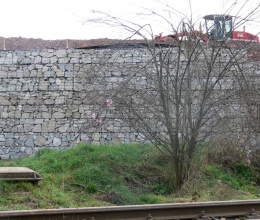 Oporný múr s lícom z prírodného kameňa v Ivančiciach