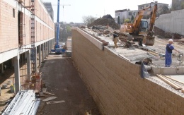 Oporný múr v areáli obchodného centra v Jihlave