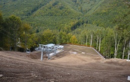 Oporný múr vyrovnávajúci strmý terén stanice lanovej dráhy zjazdovky v Klínech