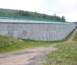 Oporný múr z veľkoplošných panelov na preložke cesty I/7 Chomutov – Křimov