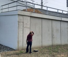 Oporný múr z vystuženej zeminy s lícom veľkoplošných panelov na trati vo Vlkove pri Tišnove