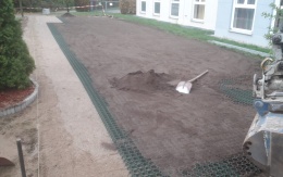 Rozšírenie parkovacích plôch pomocou zatrávňovacích dlaždíc