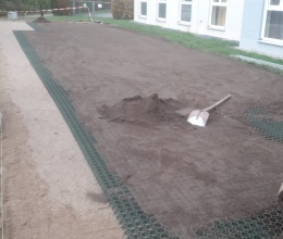 Rozšírenie parkovacích plôch pomocou zatrávňovacích dlaždíc
