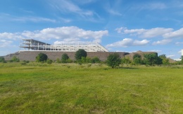 Strmý svah na hranici pozemku – technologické centrum Švédske šance