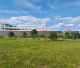 Strmý svah na hranici pozemku – technologické centrum Švédske šance
