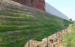 Strmý svah so silážnou jamou v korune vo Velké Bíteši