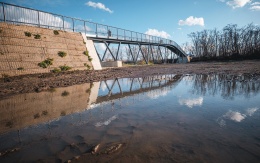 Svahy lávky pre peších a cyklistov cez železničnú trať v Prahe‑Čakovicích