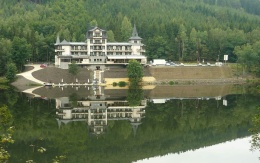 Vybudovanie spevnených plôch na svahovitom pozemku pri Karlových Varoch