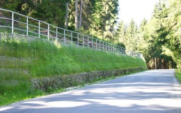 Výškové oddelenie cesty a cyklotrasy strmým svahom v Prášilech na Šumave