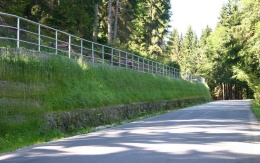 Výškové oddelenie cesty a cyklotrasy strmým svahom v Prášilech na Šumave