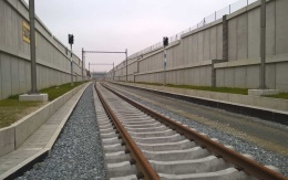 Výstavba vystužených oporných múrov v rámci modernizácie železnice na trati Rokycany Plzeň