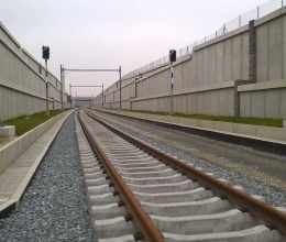 Výstavba vystužených oporných múrov v rámci modernizácie železnice na trati Rokycany Plzeň