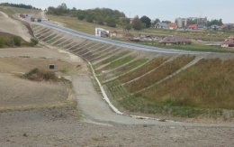 Vystužený sendvičový násyp na ceste II/236 v Lánech