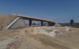 Vyztužená opěrná zeď u opěry mostu na dálnici D1 v úseku Budimír - Bidovce