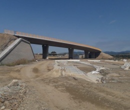 Vyztužená opěrná zeď u opěry mostu na dálnici D1 v úseku Budimír - Bidovce