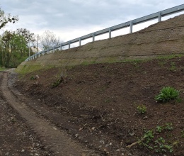 Vyztužený násyp komunikácie nad železničnou traťou pri Hustopečiach nad Bečvou