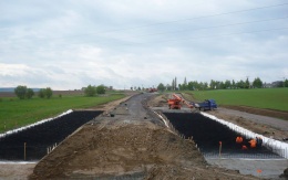 Založenie novo budovaného násypu rekonštruovanej cesty II/405 Příseka–Brtnice